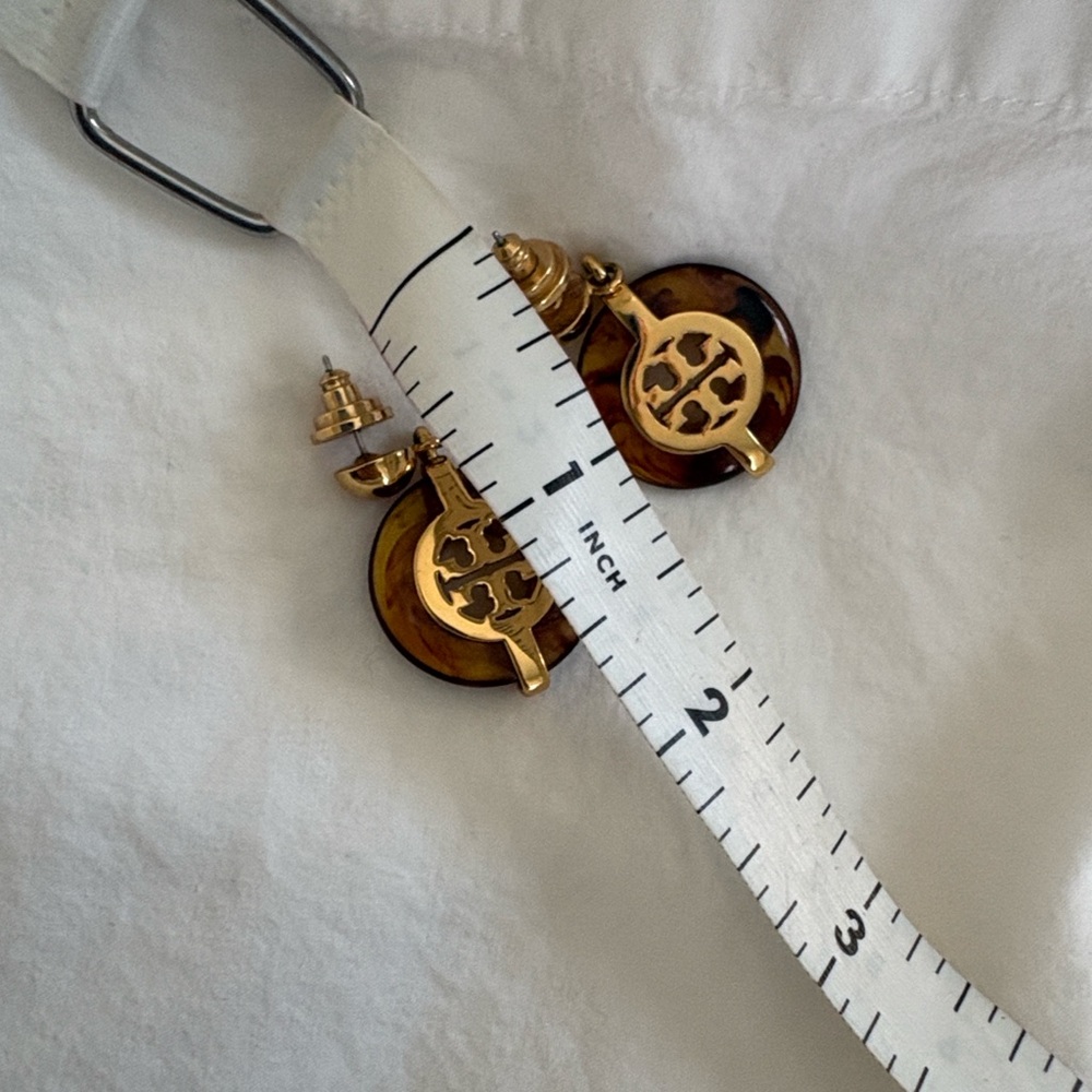 Tory Burch tortoise and gold Logo Earrings - Picture 4 of 4